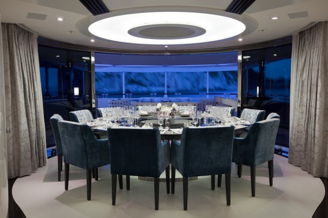 Sumptuous dining table for 12 guests - Superyacht Quinta Essentia Sumptuous dining table for 12 guests - Superyacht Quinta Essentia