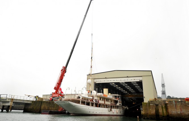 Super Yacht Dona Amelia mast stepping Super Yacht Dona Amelia mast stepping