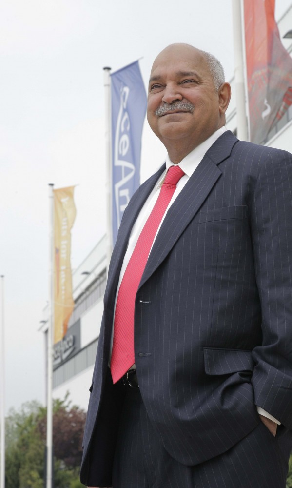 Oceanco´s Chairman Dr Mohammed Al Barwani receives the World of Yachts recognition award