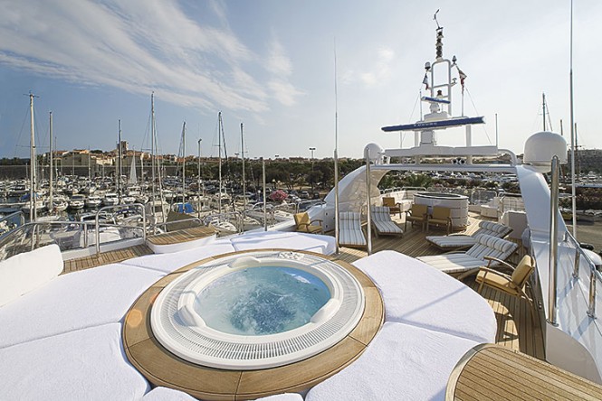 KIMBERLY II - Spa Pool on the Sundeck KIMBERLY II - Spa Pool on the Sundeck