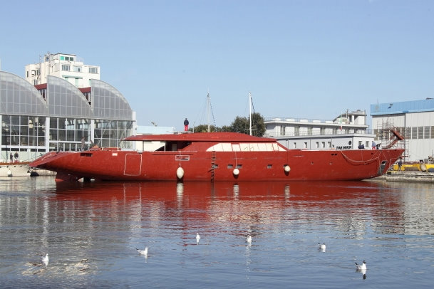 The first hull of the new 60m Perini Navi series – Sailing Yacht C.2193 arrives in Viareggio, Italy
