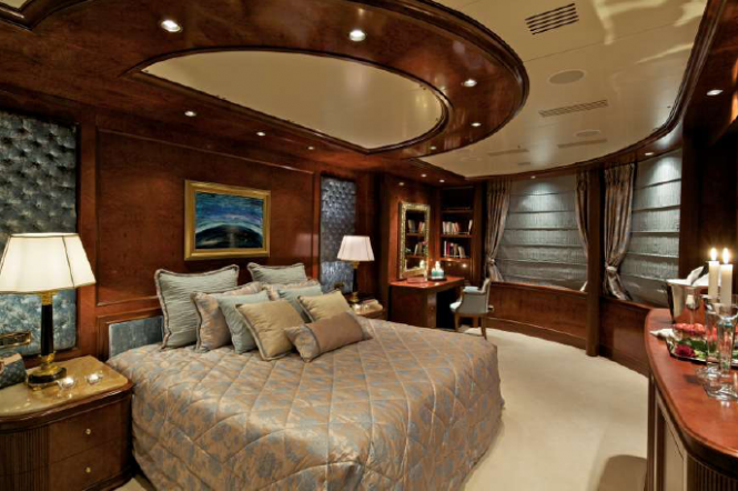 Motor Yacht O'Mega - Owner Suite