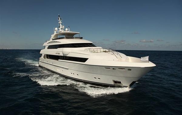 A Chance Meeting for Owners of two Horizon Superyachts: P136 motor yacht Antithesis and E84 Debbie Lou yacht