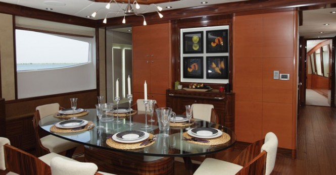 Superyacht Majesty 101 Dining Superyacht Majesty 101 Dining