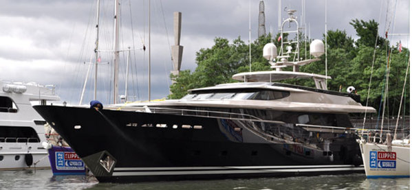 40m motor yacht TATS (ex Loretta Anne IV, Allogante) by Alloy Yachts visits Dennis Conner’s North Cove