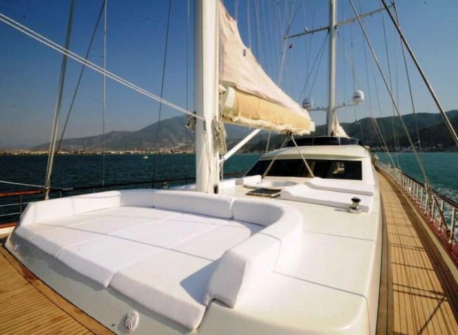 ALLESANDRO yacht - Foredeck Sunpads ALLESANDRO yacht - Foredeck Sunpads