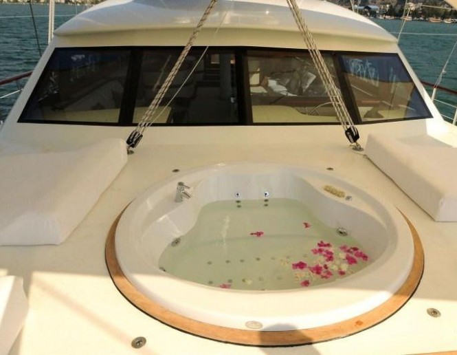 ALLESANDRO yacht - Spa Pool on foredeck ALLESANDRO yacht - Spa Pool on foredeck