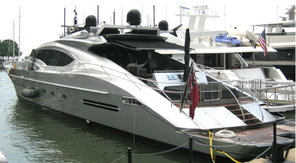 37.49m motor yacht HUSH visits Dennis Conner’s North Cove