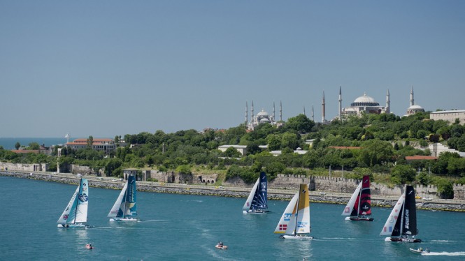 Extreme Sailing Series 2012: Despite a crash on Bosphorus Roman Hagara back in control