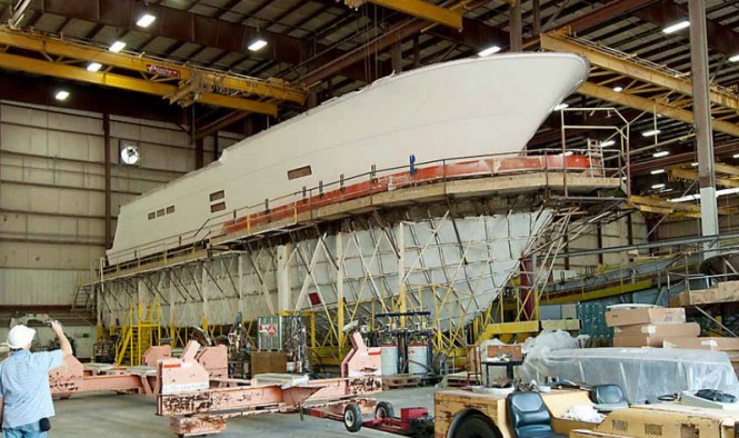 Construction of the 100 RPH superyacht - Pulling hull from mold Construction of the 100 RPH superyacht - Pulling hull from mold