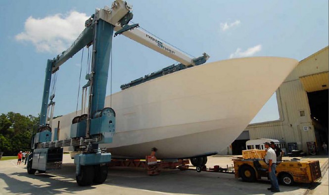 Hatteras motor yacht 100 Raised Pilothouse transferred to the large travel lift Hatteras motor yacht 100 Raised Pilothouse transferred to the large travel lift