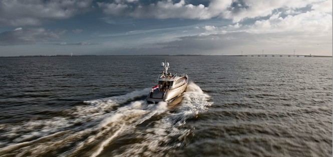 Luxury yacht AY74 running Luxury yacht AY74 running
