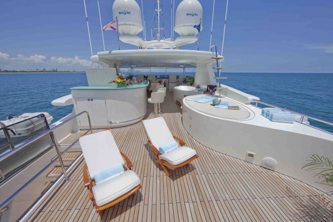Luxury yacht Diamond Girl - Spa Pool on the Flybridge Luxury yacht Diamond Girl - Spa Pool on the Flybridge