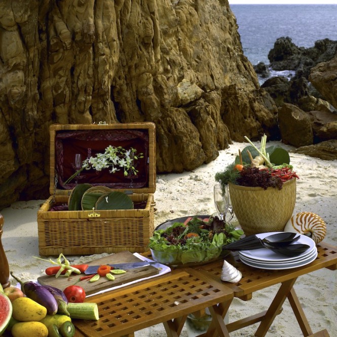 Picnic on the beach - Silolona yacht