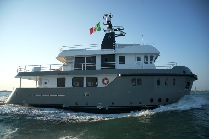 27m motor yacht Irie Man - side view 27m motor yacht Irie Man - side view