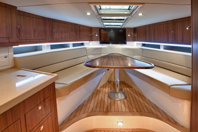 Chris-Craft's 36 Corsair yacht - Salon Chris-Craft's 36 Corsair yacht - Salon