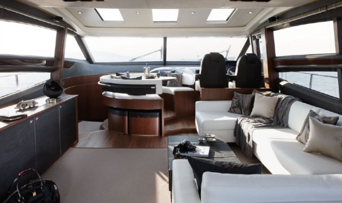 Motor yacht V72 - Saloon