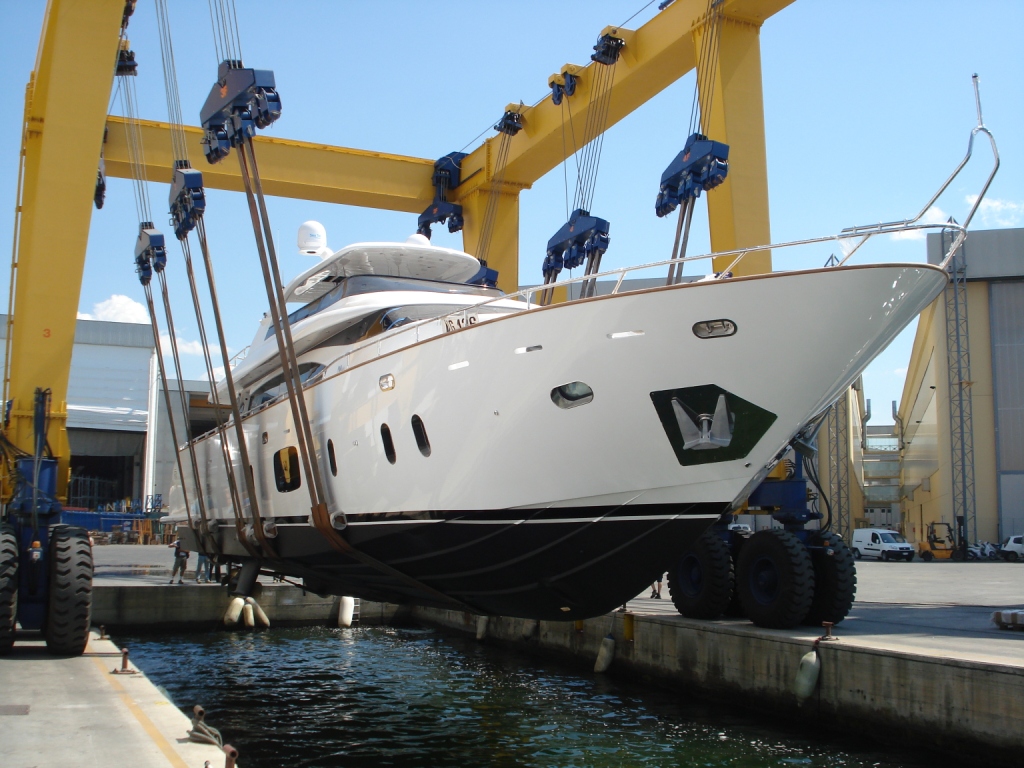 The launch of the luxury yacht Efficient Propulsion The launch of the luxury yacht Efficient Propulsion