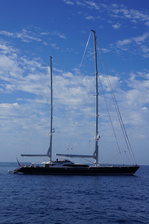 Luxury ketch Drumbeat in Hawaii - Photo by Flow Hearts Luxury ketch Drumbeat in Hawaii - Photo by Flow Hearts