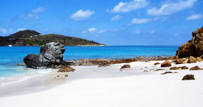 Luxury Sailing Yacht LUPA OF LONDON available for Christmas charter in the BVI