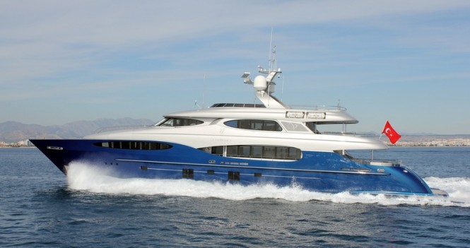 Luxury motor yacht Le Caprice V running Luxury motor yacht Le Caprice V running