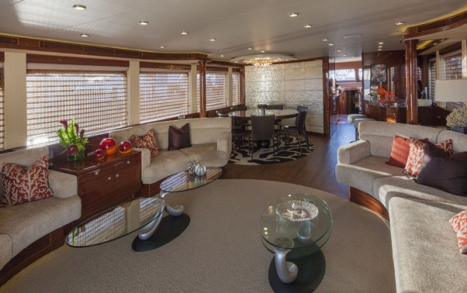 Motor yacht Bravo 88 - Saloon