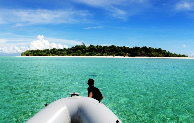 Live the fascinating Andaman Sea, Borneo and Palawan yacht charter aboard traditional schooner ‘RAJA LAUT Yacht’
