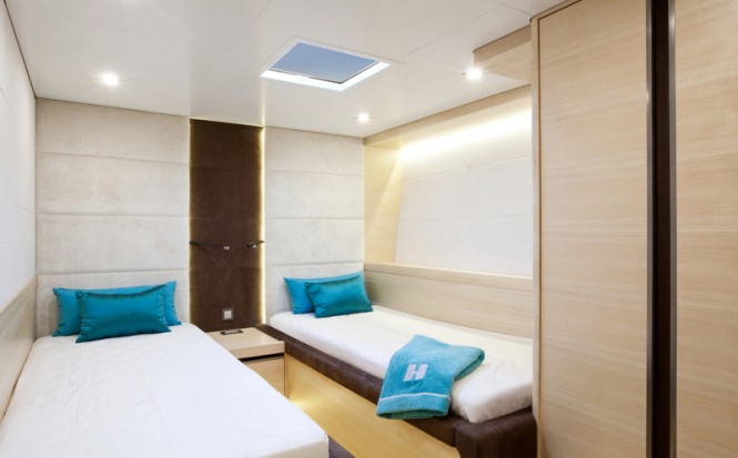 Hamilton Yacht - Twin Cabin Hamilton Yacht - Twin Cabin
