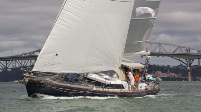 Sea Toy Yacht takes off Sea Toy Yacht takes off
