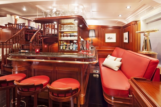 21 Kamaxitha superyacht - lower salon bar - Photo by Cory Silken Kamaxitha superyacht - lower salon bar - Photo by Cory Silken