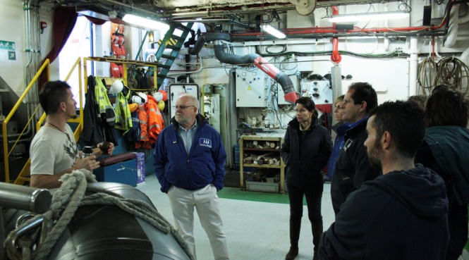 Greenpeace's guided visit to 50m expedition yacht ARCTIC SUNRISE for employees of Marina Palma Cuarentena Greenpeace's guided visit to 50m expedition yacht ARCTIC SUNRISE for employees of Marina Palma Cuarentena