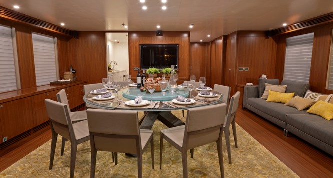 Superyacht Tango 5 - Dining Superyacht Tango 5 - Dining