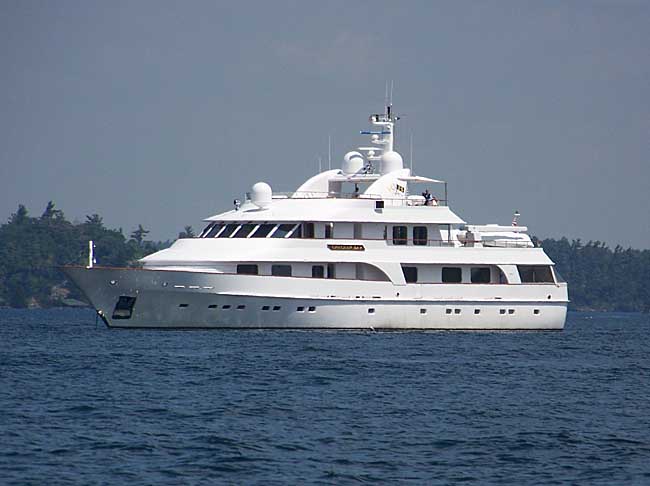 Yacht CRACKER BAY - Image by Newzjunky