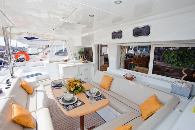 Catamaran ELVIRA - Al Fresco Dining Catamaran ELVIRA - Al Fresco Dining