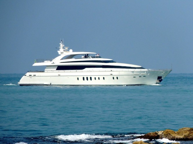Video of a yacht approaching the port of Livorno by Roberto Malfatti
