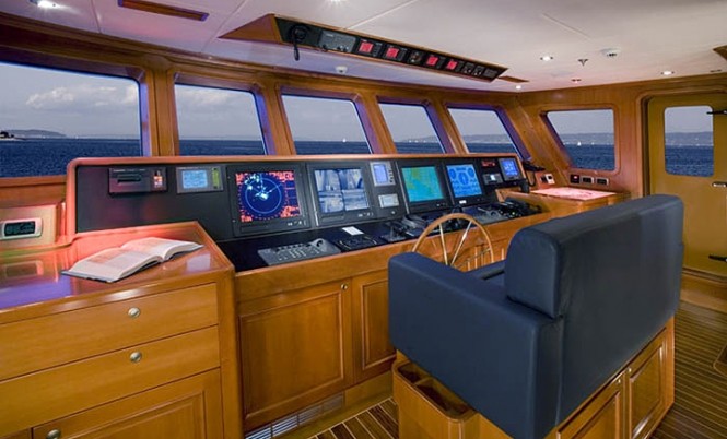 Motor yacht Relentless - Wheelhouse Photo by N. Rabinowitz Motor yacht Relentless - Wheelhouse Photo by N. Rabinowitz