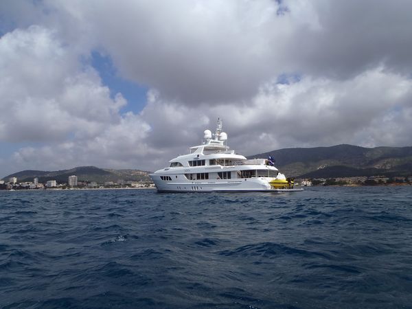 Motor yacht SOFIA with U-Boat’s C-Quester 3 submersible cruising the Mediterranean