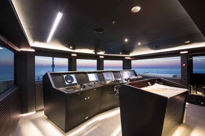 Superyacht Ocean Paradise - Wheelhouse Superyacht Ocean Paradise - Wheelhouse