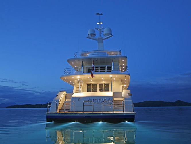 Aurora Yacht by night - aft view Aurora Yacht by night - aft view