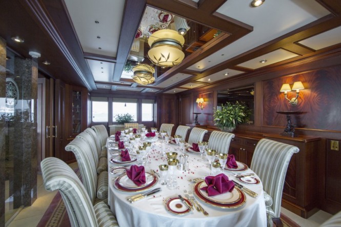 Dining - motor yacht MOSAIQUE Dining - motor yacht MOSAIQUE