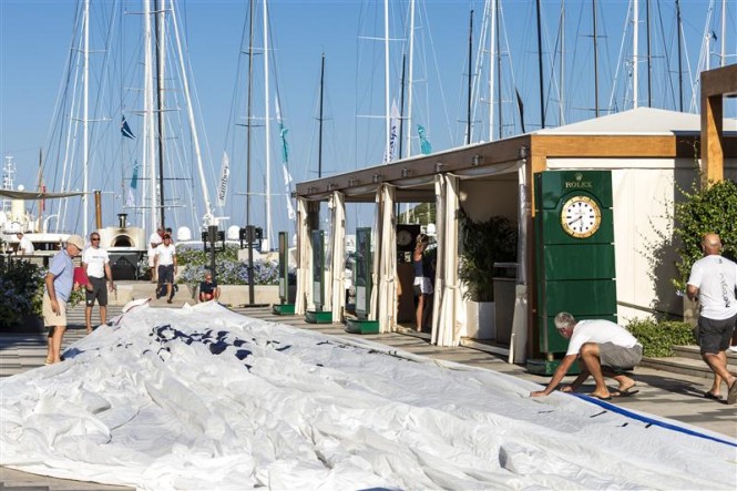 Sail measurement on Piazza Azzurra Sail measurement on Piazza Azzurra