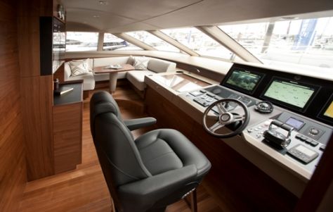 Superyacht Princess 88 - Wheelhouse Superyacht Princess 88 - Wheelhouse