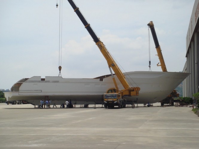 Successful hull de-molding for first Noble Star 140 motor yacht King Baby by IAG Yachts