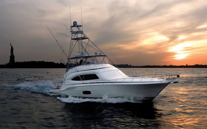 Bertram 70 Convertible Yacht at full speed Bertram 70 Convertible Yacht at full speed