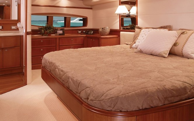 Luxury yacht Betram 70 Convertible - Cabin Luxury yacht Betram 70 Convertible - Cabin