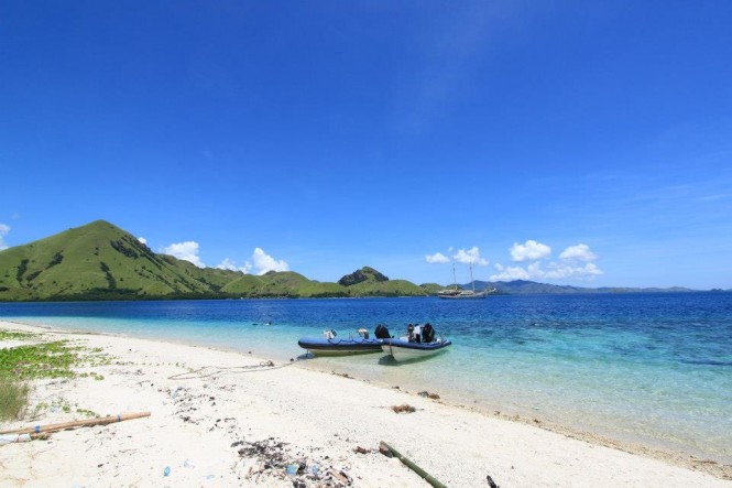 INDONESIA Luxury Yacht Charter Aboard Traditional Phinisi Yacht MUTIARA LAUT