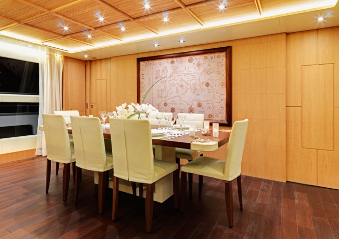M&A's yacht dining table - a Canados 108 yacht M&A's yacht dining table - a Canados 108 yacht