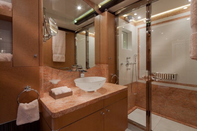 Bella Anna superyacht - Guest Bathroom