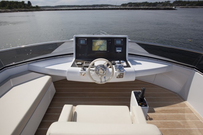 Luxury yacht 1700 XPRESSO - Flybridge Helm Luxury yacht 1700 XPRESSO - Flybridge Helm