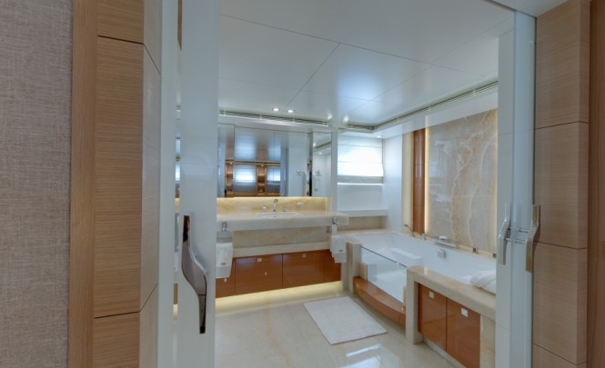 Belle de Jour Yacht - Bathroom Belle de Jour Yacht - Bathroom